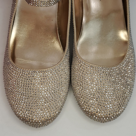 Nina Shoes - Niña round toe gold with sparkles heels 🌟🌟